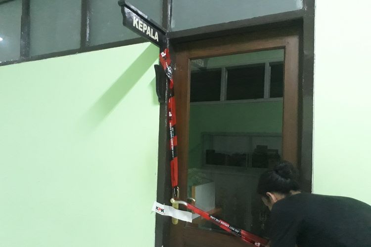 Ruangan Kepala Kanwil Kemenag Jatim Haris Hasanuddin ikut disegel dengan garis larangan melintas dengan tanda resmi bergambar logo KPK pada Jumat (15/3/2019) sekitar pukul 15.00 WIB.
