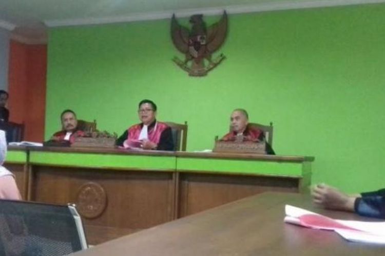 Yusniar (27), seorang ibu rumah tangga yang didakwa kasus dugaan penghinaan dan pencemaran nama baik anggota DPRD Jeneponto, Sudirman Sijaya, melalui status Facebook, dituntut lima bulan penjara dalam sidang agenda pembacaan tuntutan di Pengadilan Negeri Makassar, Rabu (08/02/2017). 
