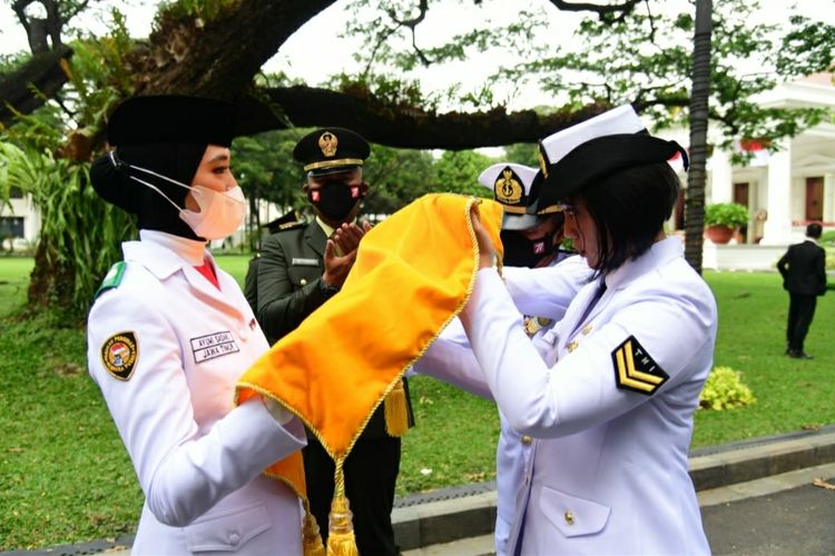 Ayumi Putri Sasaki yang merupakan perwakilan dari Provinsi Jawa Timur terpilih sebagai pembawa bendera sang saka Merah Putih saat upacara penurunan bendera di Istana Merdeka, Rabu (17/8/2022). 