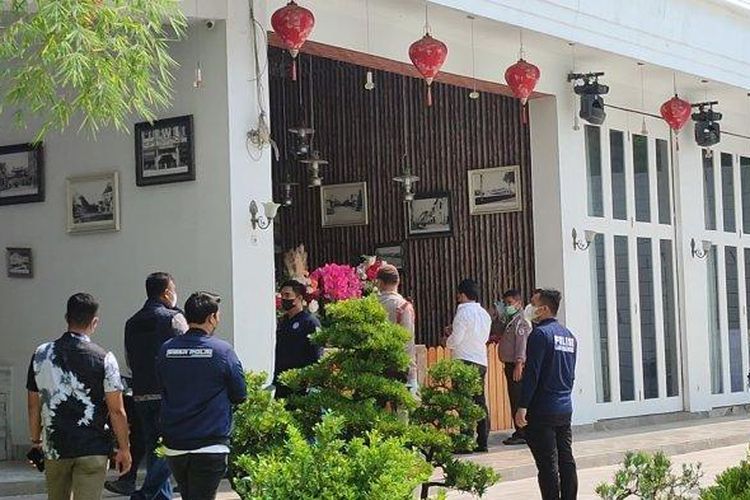 Suasana depan rumah milik AP aliasn Apin, bos judi online terbesar id Sumut, yang berada di Komplek Cemara Asri, Jalan Palem nomor 28, Kecamatan Percut Seituan, digeledah polisi, Jumat (19/8/2022). 

