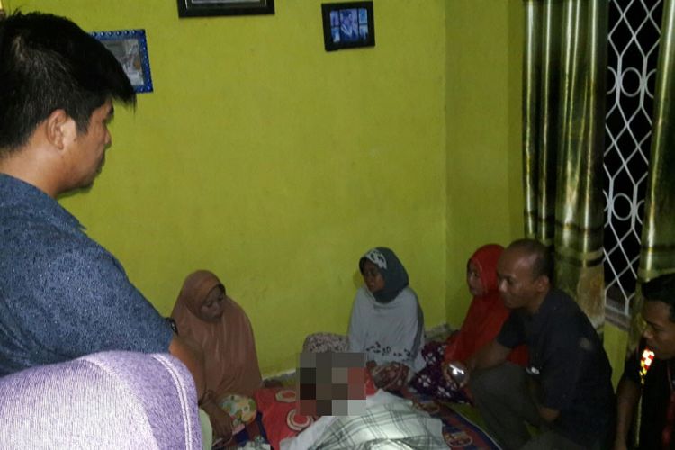 Aparat kepolisian di Kabupaten Gowa, Sulawesi Selatan tengah melakukan penyelidikan terkait tewasnya seorang pria akibat menenggak racun hama di rumah kosong, Kamis (19/10/2017).