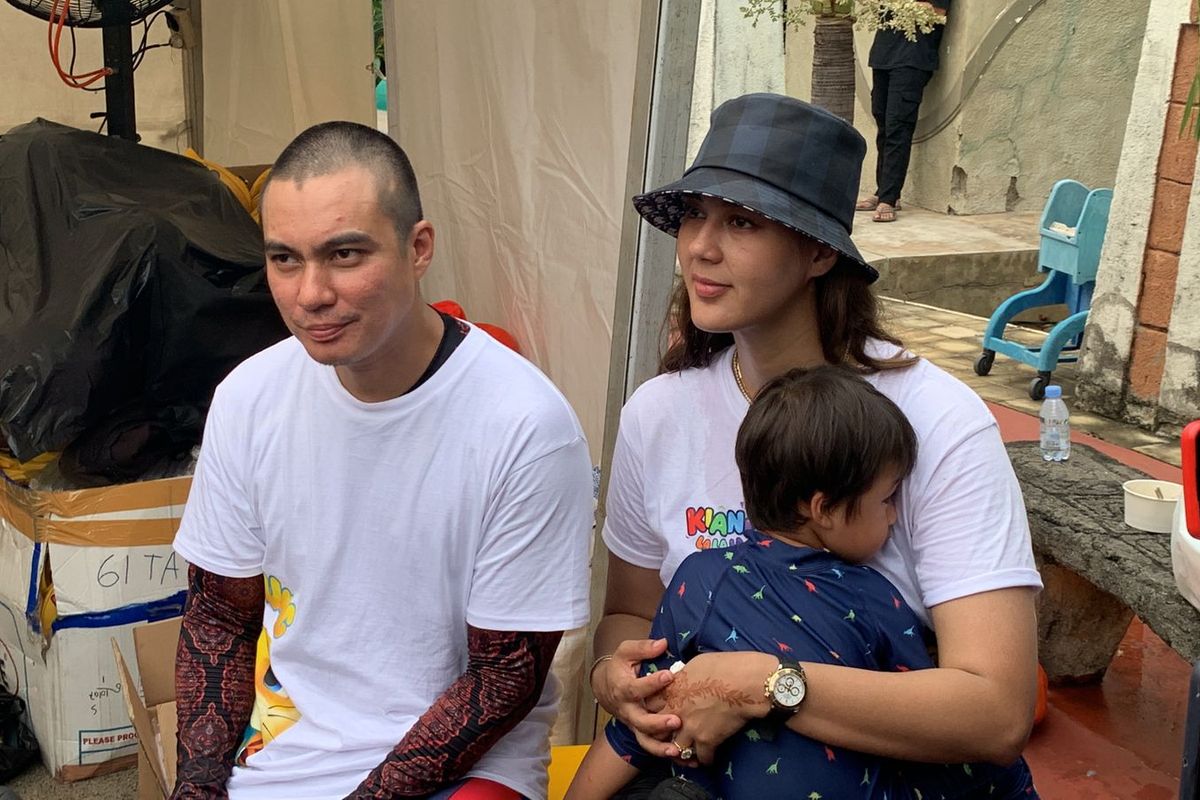 Baim Wong dan Paula Verhoeven saat ditemui di acara launching usaha sate Maranggi Tapak Sakti di kawasan Ancol, Jakarta Utara, Jumat (1/4/2022). 