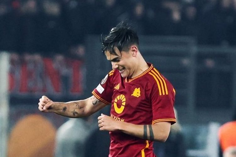 Selebrasi penyerang AS Roma, Paulo Dybala, seusai mencetak gol ke gawang AC Milan dalam leg kedua perempat final Liga Europa di Stadion Olimpico, Roma, Italia, Kamis (18/4/2024) atau Jumat dini hari WIB.  