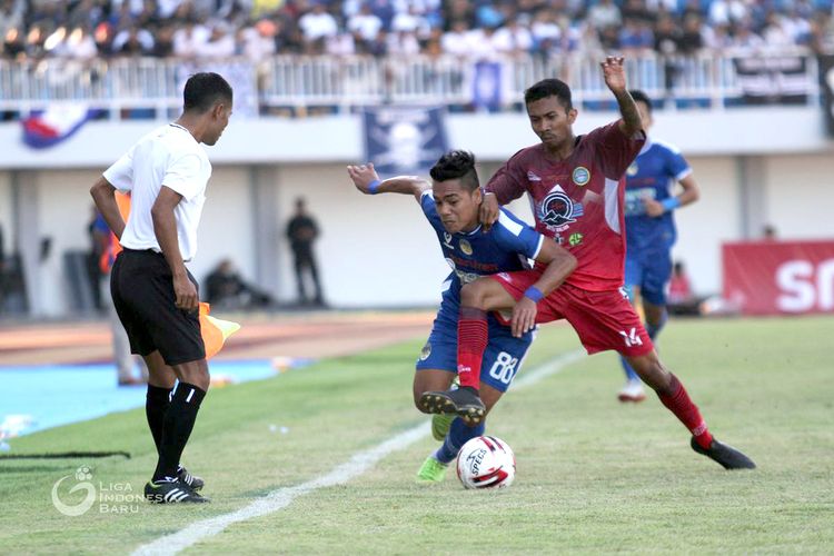 Babap penyisihan Grup Timur Liga 2 2019, PSIM Jogyakarta melawan Martapura FC (kanan).