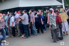Antrean Warga Tak Terbendung Ingin Ikut Divaksin di Gedung Gradhika Semarang, Ganjar Turun Tangan