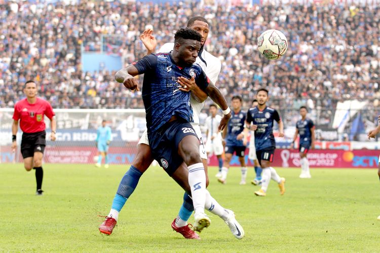Pemain asing Arema FC Abel Camara dijaga ketat pemain PSIS Semarang Alie Sesay saat pertandingan semifinal leg kedua Piala Presiden 2022 yang berakhir dengan skor 2-1 di Stadion Kanjuruhan Kepanjen, Kabupaten Malang, Senin (11/7/2022) sore.