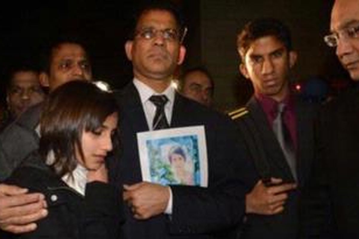 Suami dan anak-anak Jacintha Saldanha ketika keluar dari gedung parlemen Inggris di London.