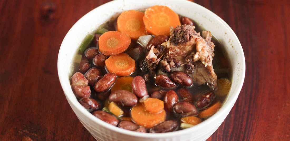 Ilustrasi sup kacang merah daging sapi.