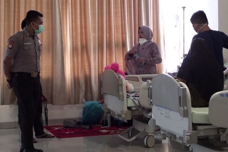 Seorang bocah perempuan menjani perawan di Rumah Sakit Umum Daerah (RSUD) Syech Yusuf, Sunggiminasa, Kabupaten Gowa, Sulawesi Selatan dengan kondisi mata tercungkil diduga menjadi korban pesuguhan oleh orangtuanya. Jumat, (3/9/2021).