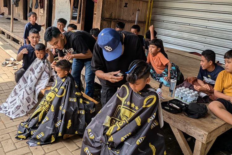 Sekelompok tukang cukur yang tergabung dalam Jumat Ganteng sedang mencukur rambut anak-anak di pesantren di Malang Raya secara gratis sebagai bentuk sedekah.

