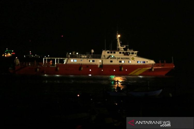 KN SAR Antasena milik Basarnas Surabaya tiba dan bersandar di Pelabuhan Tanjung Wangi, Banyuwangi. Kamis (22/4/2021) malam.