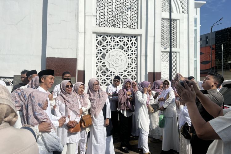 Wakil Wali Kota Bogor Dedie Rachim jadi bintang saat peresmian Masjid Agung Bogor karena diminta foto oleh warga, Kamis (28/7/2024).