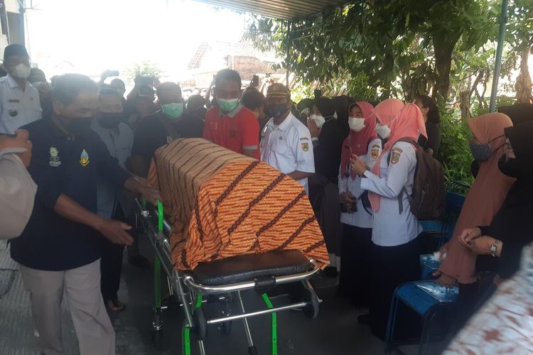 Jenazah Umairoh Fadilatunnisa atau D (7), bocah yang tewas diduga dianiaya saat akan dimakamkan di Astana Laya Tegalan RT 003/001 Desa Ngabeyan, Kartasura, Sukoharjo, Jawa Tengah, Rabu (13/4/2022).