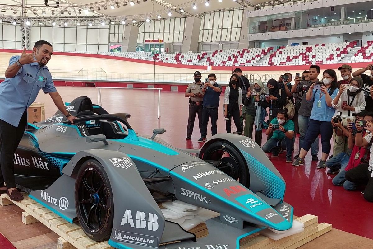 Ketua Panitia Pelaksana Formula E Jakarta, Ahmad Sahroni mengatakan hingga sembilan hari menjelang perhelatan, Kamis (26/5/2022), tiket Formula E Jakarta sudah banyak dibeli masyarakat. 