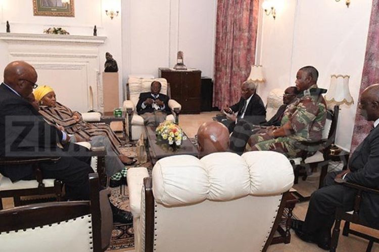 Presiden Zimbabwe Robert Mugabe tengah berbincang dengan panglima tentara dan beberapa utusan dari Afrika Selatan, di Istana Negara, di Harare, Kamis (16/11/2017).