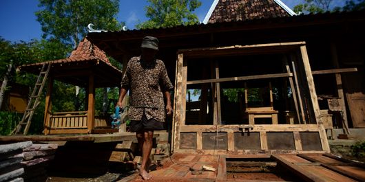 Pembuatan Rumah Joglo - Pekerja menggarap rumah joglo di PB Lestari, Dusun Krebet, Desa Sendangsari, Pajangan, Bantul, DI Yogyakarta, Jumat (23/1). Rumah tradisional Jawa tersebut dibuat berdasarkan pesanan dengan harga jual berkisar Rp 150 juta - Rp 250 juta per unit. Tempat usaha tersebut menjadi sumber  penghasilan bagi 50 pekerjanya.

Kompas/Ferganata Indra Riatmoko (DRA)
23-01-2015