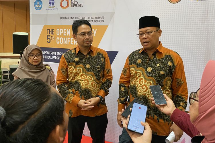 Rektor UT Prof. Ojat Darojat (kanan) didampingi Dekan FHISIP UT Husni Arifin dalam pembukaan Open Society Conference di UTCC, Tangerang Selatan (13/9/2023).