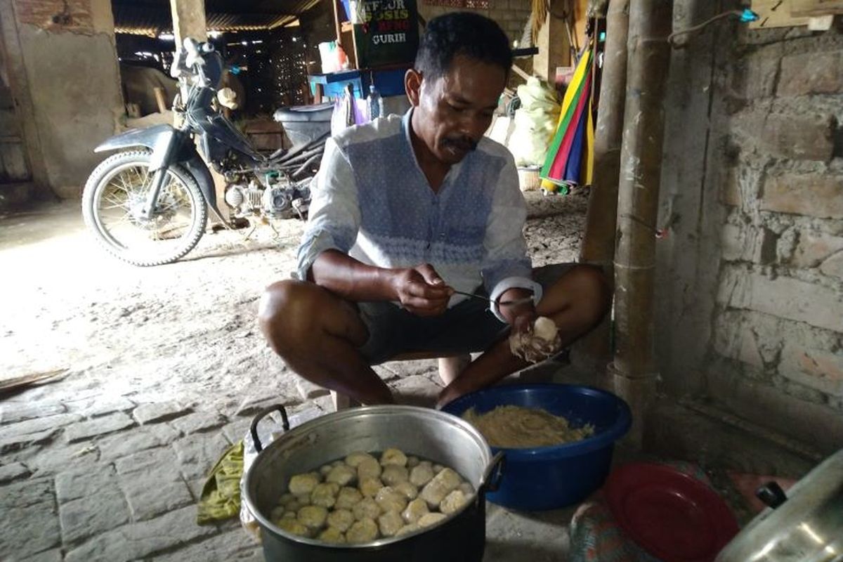 Pedagang pentol di Bojonegoro, Suwoko, memproduksi pentol menggunakan biogas.