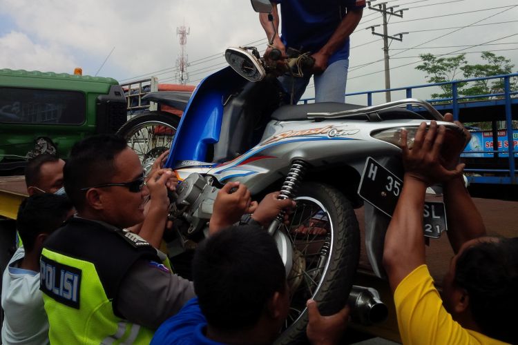 Seorang pengendara sepeda motor tewas terlindas truk kontainer di Jl Diponegoro, tepatnya di depan SPBU Mijen, Ungaran, Kabupaten Semarang, Kamis (30/3/2017) siang.