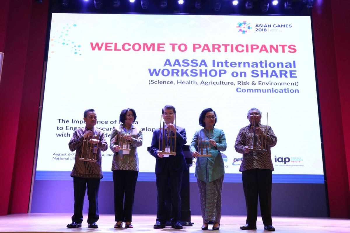 Pembuka kegiatan International Workshop on SHARE (Science, Health, Agriculture, Risk and Environment) Communication.