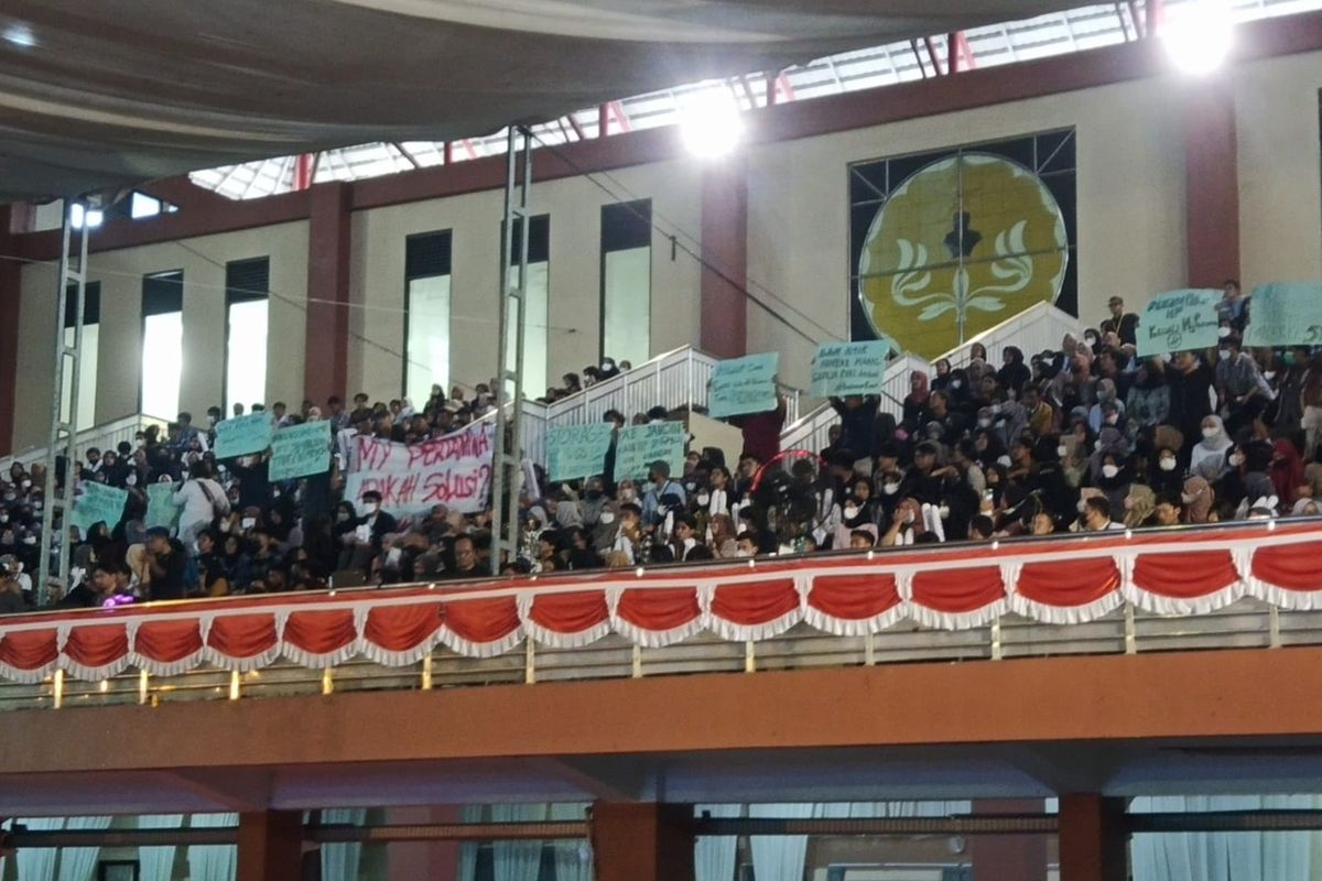 Mahasiswa membentangkan poster protes saat Menteri BUMN Erick Thohir memberi kuliah umum di Auditorium Graha Widyatama Prof Rubijanto Misman Universitas Jenderal Soedirman (Unsoed) Purwokerto, Kabupaten Banyumas, Jawa Tengah, Selasa (5/7/2022).