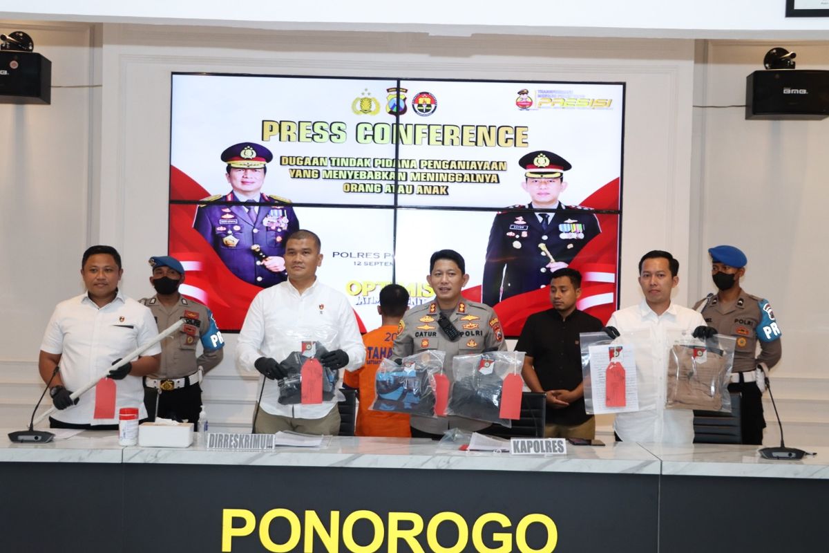 BARANG BUKTI DAN TERSANGKA?Kapolres Ponorogo, AKBP Catur Cahyono Wibowo menunjukkan barang bukti dan satu tersangka dalam kasus tewasnya santri AM asal Palembang di Pondok Gontoro, Senin (12/9/2022).
