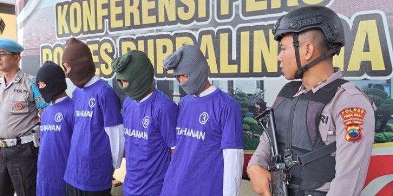 Keempat lansia pelaku pemerkosaan anak 14 tahun hingga hamil 6 bulan saat dihadirkan dalam konferensi pers di Mapolres Purbalingga, Jawa Tengah, Kamis (13/7/2023).