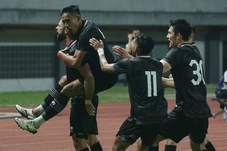 Pemain timnas Indonesia berselebrasi usai membobol gawang Burundi saat pertandingan FIFA Matchday di Stadion Patriot Candrabhaga, Bekasi, Selasa (28/3/2023). Burundi ditahan imbang dengan skor 2-2.