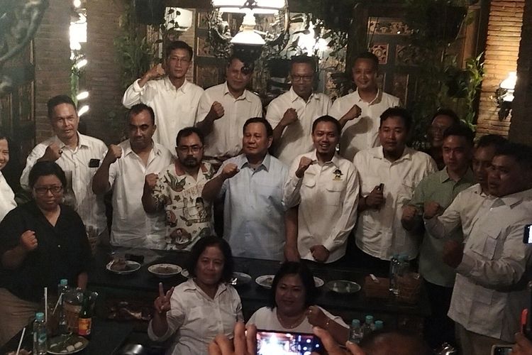 Momen foto bersama, Prabowo Subianto (Baju Biru) dan Gibran Rakabuming (Baju Hijau) dengan Relawan Jokowi-Gibran Jawa Tengah dan Jawa Tengah, setelah deklarasi dukungan untuk Prabowo Subianto sebagai Capres, pada Jumat (19/9/2023).