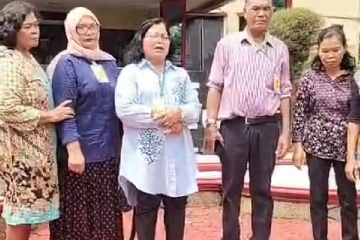 Risma Simanjuntak (tengah) saat mendatangi Mapolda Sumut, Senin (18/11/2024). Risma dan 15 temannya merupakan korban dugaan korupsi koperasi ASN Dinas Pendidikan Sumut.