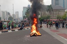 Demo Protes Potongan Upah, "Driver" Ojol Bakar Ban dan Sampah di Tengah Jalan 