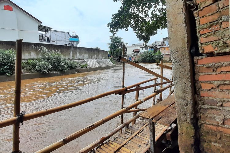 Kali Ciliwung yang meluap di sekitar Kampung Melayu, Jakarta Timur