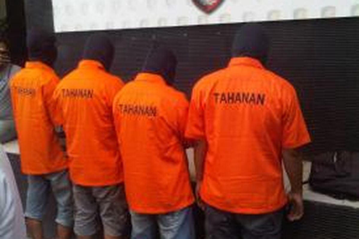Empat orang tersangka pencuri spesialis rumah mewah ditangkap dan diamankan di Rutan Mapolda Metro Jaya, Kamis (14/11/2013)