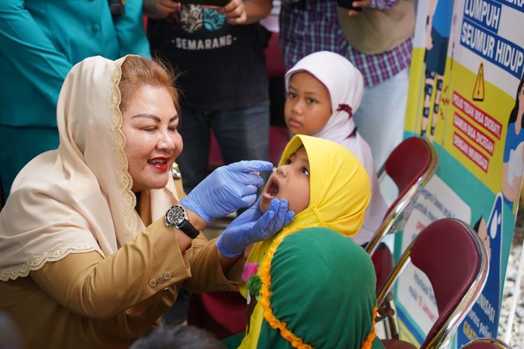 Wali Kota (Walkot) Semarang Hevearita Gunaryanti Rahayu saat memberikan tetesan vaksin secara langsung kepada anak-anak sekolah dalam kick off atau titik awal pemberian vaksin dalam rangka pencegahan lumpuh layu di kawasan Graha Padma, Kecamatan Semarang Barat, Senin (15/1/2024).