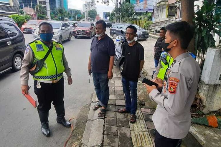 Petugas Satlantas Polrestabes Palembang melakukan olah TKP di kawasan Jalan Sudirman tempat lokasi Bripda Akbar Nugraha (21) tewas ditabrak mobil saat hendak berangkat dinas.