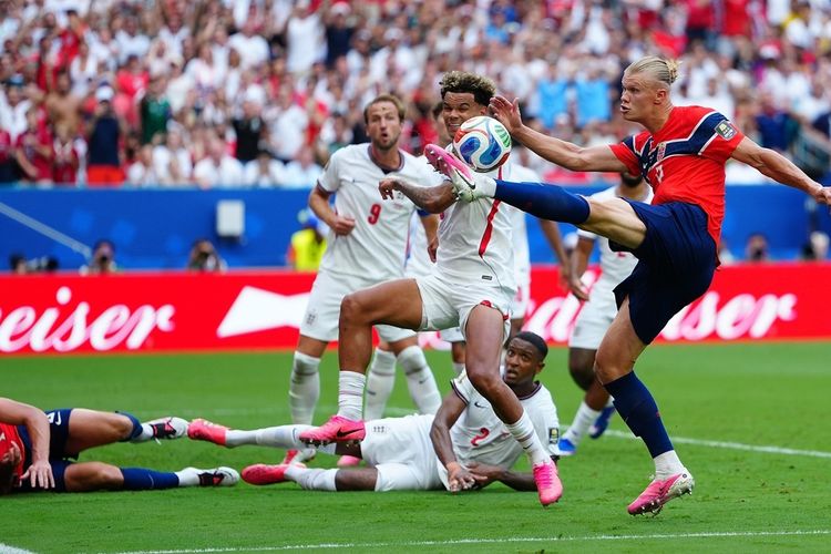 Strikter Timnas Norwegia Erling Haaland (kanan pertama) melepaskan tembakan selama pertandingan perempat final antara Norwegia dan Inggris pada Piala Dunia FIFA 2026 di Miami Stadium, Miami, Amerika Serikat, Minggu (12/7/2026) pagi WIB. 
