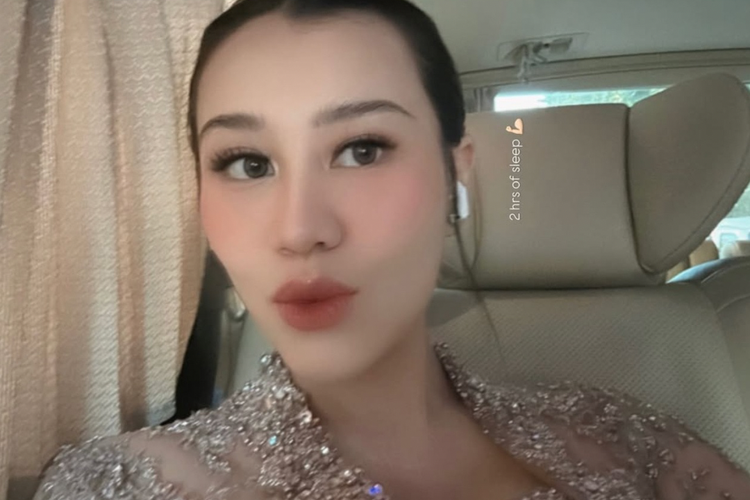 Aaliyah Massaid terlihat anggun saat menghadiri akad nikah Al Ghazali dan Alyssa Daguise, Senin (16/6/2025). Bersama suami Thariq Halilintar, Aaliyah hadir sebagai bridesmaid dan tampil memukau dengan kebaya penuh payet.