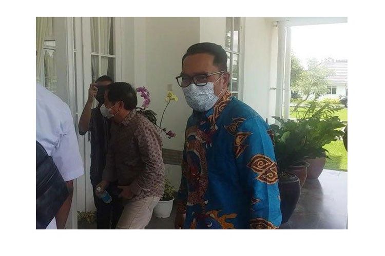 Gubernur Jawa Barat Ridwan Kamil saat hendak memasuki Rumah Dinas Gubernur Sumut di Jalan Sudirman Medan, Rabu (31/3/2021), untuk makan siang bersama. 
