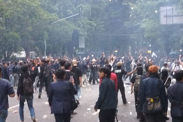 Demo Mahasiswa di DPRD Jabar Diwarnai Petasan Saat Massa Bubarkan Diri