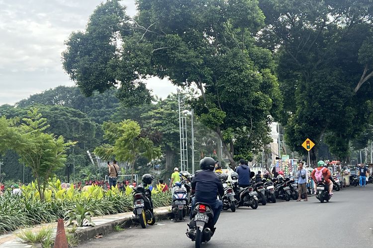 Belasan PKL berjualan di atas trotoar Taman Manunggal, Kelurahan Menteng, Kecamatan Bogor Barat, Kota Bogor. 