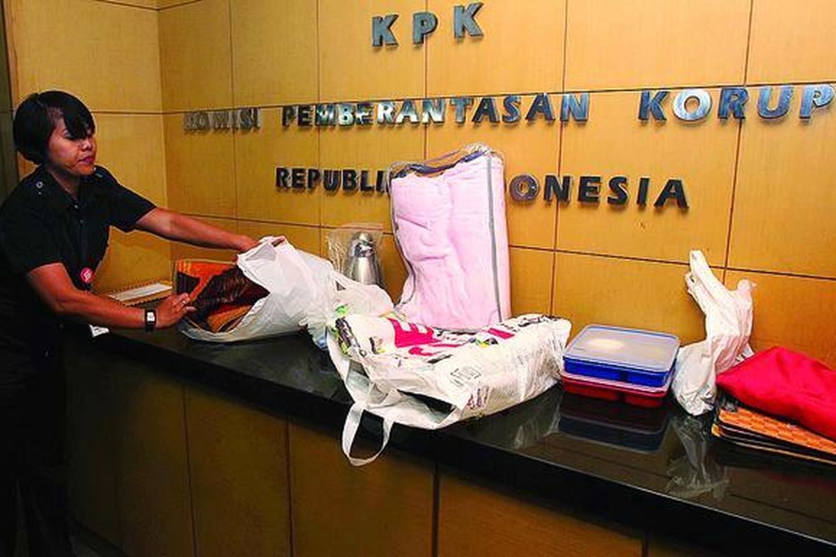 Petugas   keamanan Kantor Komisi Pemberantasan Korupsi memeriksa sejumlah barang yang dikirim keluarga tersangka  kasus dugaan  suap terhadap Bupati Buol Amran Batalipu, Hartati Murdaya, melalui Kantor KPK, Kamis (14/9). Barang-barang  tersebut antara lain berupa selimut, tisu, dan peralatan yang dibutuhkan Hartati yang sejak Rabu (12/9)  ditahan di Rumah Tahanan KPK.