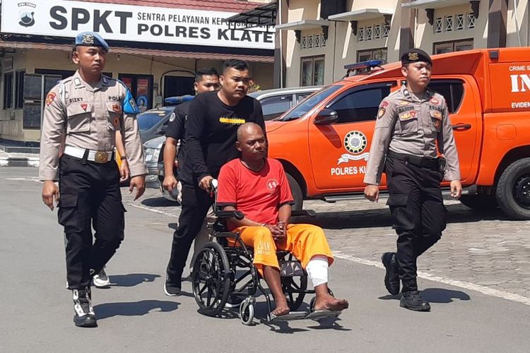 Triyanta alias Gatrul (48), warga Desa Kajoran, Klaten Selatan, Klaten, Jawa Tengah menggunakan kursi roda saat dihadirkan dalam konferensi pers dugaan penganiayaan dengan cara menembak warga menggunakan senapan angin di Mapolres Klaten pada Selasa (13/8/2024).