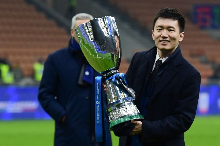Presiden Inter Milan, Steven Zhang, mengangkat trofi Piala Super Italia. Zhang kalah di Pengadilan Hong Kong pada Selasa (19/7/2022) dan harus membayar kreditor senilai 255 juta dolar.