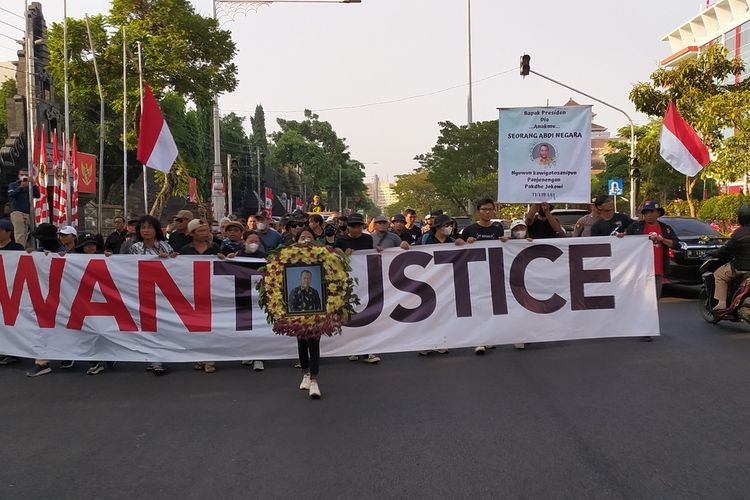 Jaringan Lintas Agama untuk Kemanusiaan (Jalak) melakukan aksi jalan kaki memperingati satu tahun meninggalnya Iwan Boedi dari Kantor Gubernur Jawa Tengah (Jateng) menuju Mapolda Jateng. 