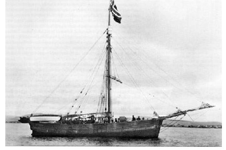 Roald Amundsen bersama kapalnya