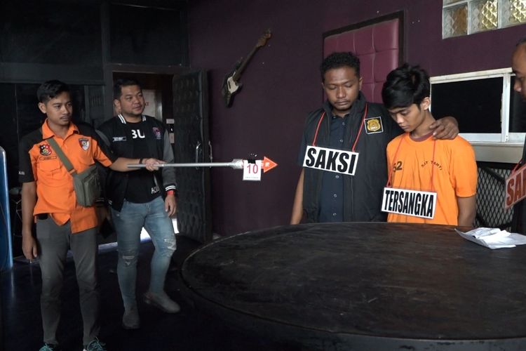 Satresnarkoba Polrestabes Medan menggelar pra-rekonstruksi di tempat hiburan malam De Tonga, di Jalan Sei Belutu, Kota Medan pada Sabtu (13/12/2025).