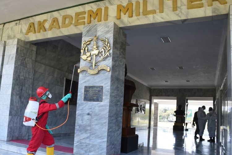 Penyemprotan disinfektan di lingkungan Akademi Militer, Magelang, Jawa Tengah.