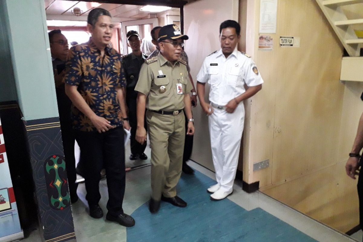 Wali Kota Jakarta Utara Husein Murad meninjau KM Dobonsolo dalam kunjungannya di Terminal Penumpang Pelabuhan Tanjung Priok, Jumat (8/6/2018).