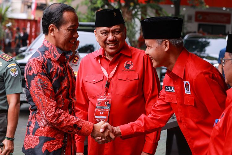 Presiden RI Joko Widodo berjabat tangan dengan bakal calon presiden 2024-2029 PDI-P Ganjar Pranowo saat menghadiri Rapat Kerja Nasional (Rakernas) PDI-P di sekolah partai DPP PDI-P, Lenteng Agung, Jakarta Selatan, Selasa (6/8/2023).