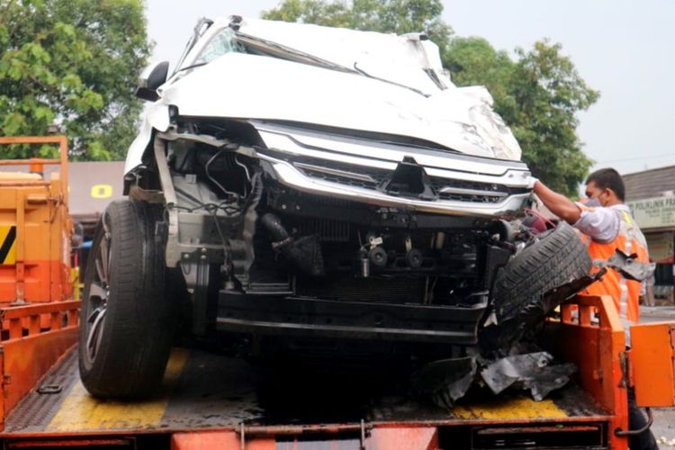 Kondisi kendaraan yang ditumpangi keluarga Vanessa Angel, saat dievakuasi petugas jalan tol ke Kantor Satlantas Polres Jombang, Kamis (4/11/2021).